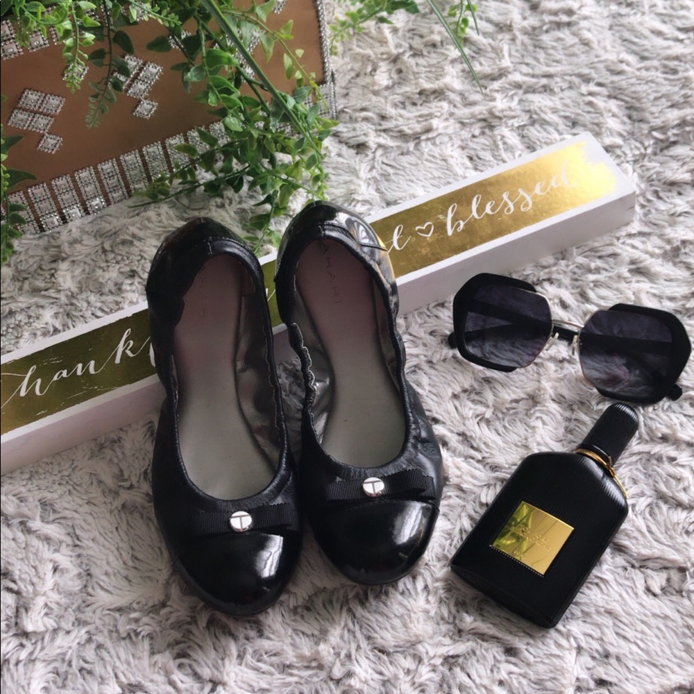 Size 7 black Tahari ballet flats.